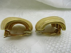 VINTAGE ESTATE JEWELRY ST JONN METAL ENAMEL CREAMY BEIGE SWIRL CLIP ON EARRINGS