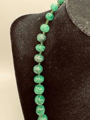 BEAUTIFUL VINTAGE GRADUATING IN SIZE MALACHITE BEADED NECKLACE 22″ INCHES