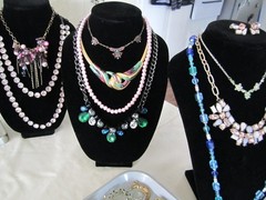 8# Vintage-Now 217pc Costume Jewelry Necklace Earrings Pins Bracelets Lot (Bb17
