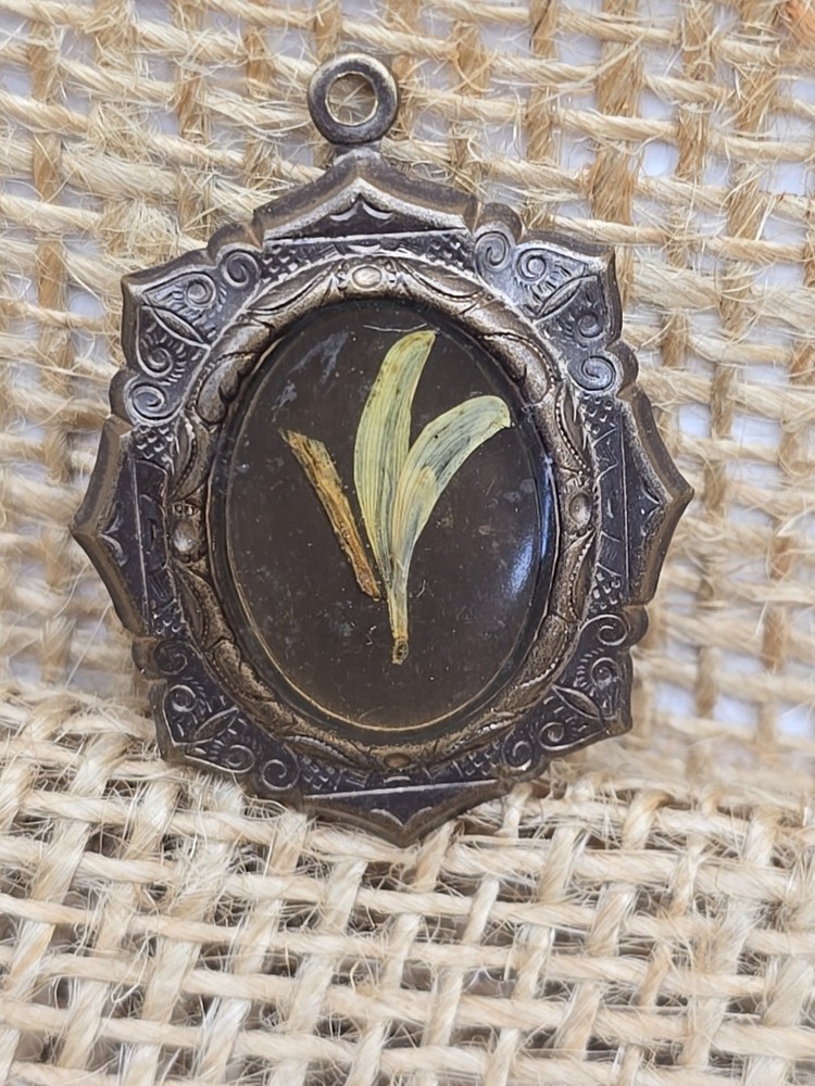 Antique Victorian Pressed Metal Resin Set Flower Pendant 1.5″