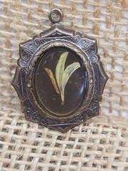 Antique Victorian Pressed Metal Resin Set Flower Pendant 1.5″