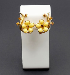 Pale Yellow Thermoset Flower w Orange Rhinestone Gold Tone Clip On Vtg Earrings