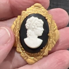 Vintage Cameo Brooch 1.5 In