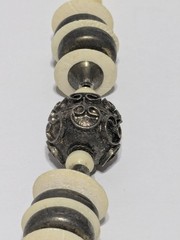 Vintage Silver Tone Metal & Off White Acrylic Chunky Bead Necklace 21″. Hammered