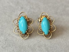 Vintage gold tone filigree flower cabochon maybe turquoise stud earrings lovely