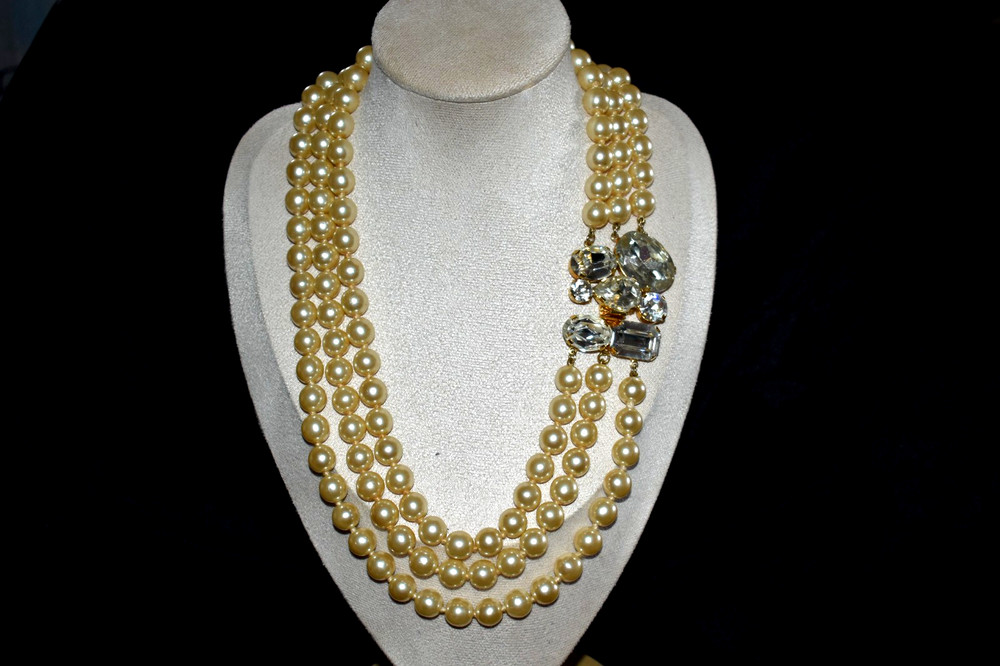 Vintage UNBRANDED Cream Faux Pearl 3 Strand Necklace Clear Glass Stones 20” B1