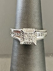 14KT White Gold 0.68CTW Diamond Engagement Ring . Size 5.25 )B67)