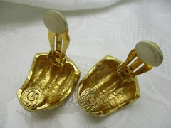 VINTAGE ESTATE JEWELRY ST JONN METAL ENAMEL CREAMY BEIGE SWIRL CLIP ON EARRINGS