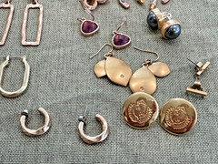 LOT OF 100+ VINTAGE GOLD TONE EARRING PAIRS FOR PIERCED EARS N189
