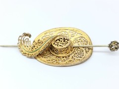 ANTIQUE GOLD TONE FILIGREE HAT WITH FEATHER BROOCH PENDANT PIN RARE