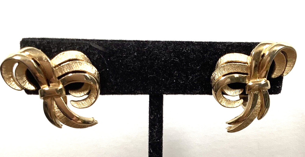 Vintage Trifari Brush Gold Tone Ribbon Clip on Earrings 1″ Signed