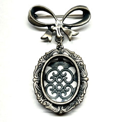 Vintage Romantic Victorian Style Bow Pin Brooch Wearable Picture Frame Dangling