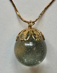 VINTAGE CLEAR GLASS ORB W GOLD TONE METAL TOP PENDANT 1 1/4X1″ NECKLACE 24″ VTG