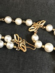 1950s-60s DEAUVILLE Faux Pearl Blue Accent Gold Tone Metal Beaded Necklace w/Tag