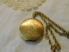 Vintage 12K Gold Filled Photo Locket Pendant Necklace 35.9 Grams