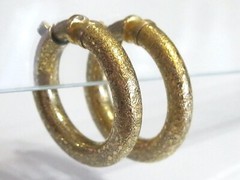 RARE VINTAGE MOD TRIFARI 1960 -1970’s SPRING TENSION CLIP TEXTURED HOOP EARRINGS