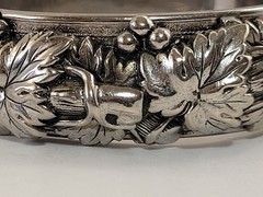 Vintage Silver Tone Repousse Grape Leaves Vine Bangle Bracelet Jewelry Hinged