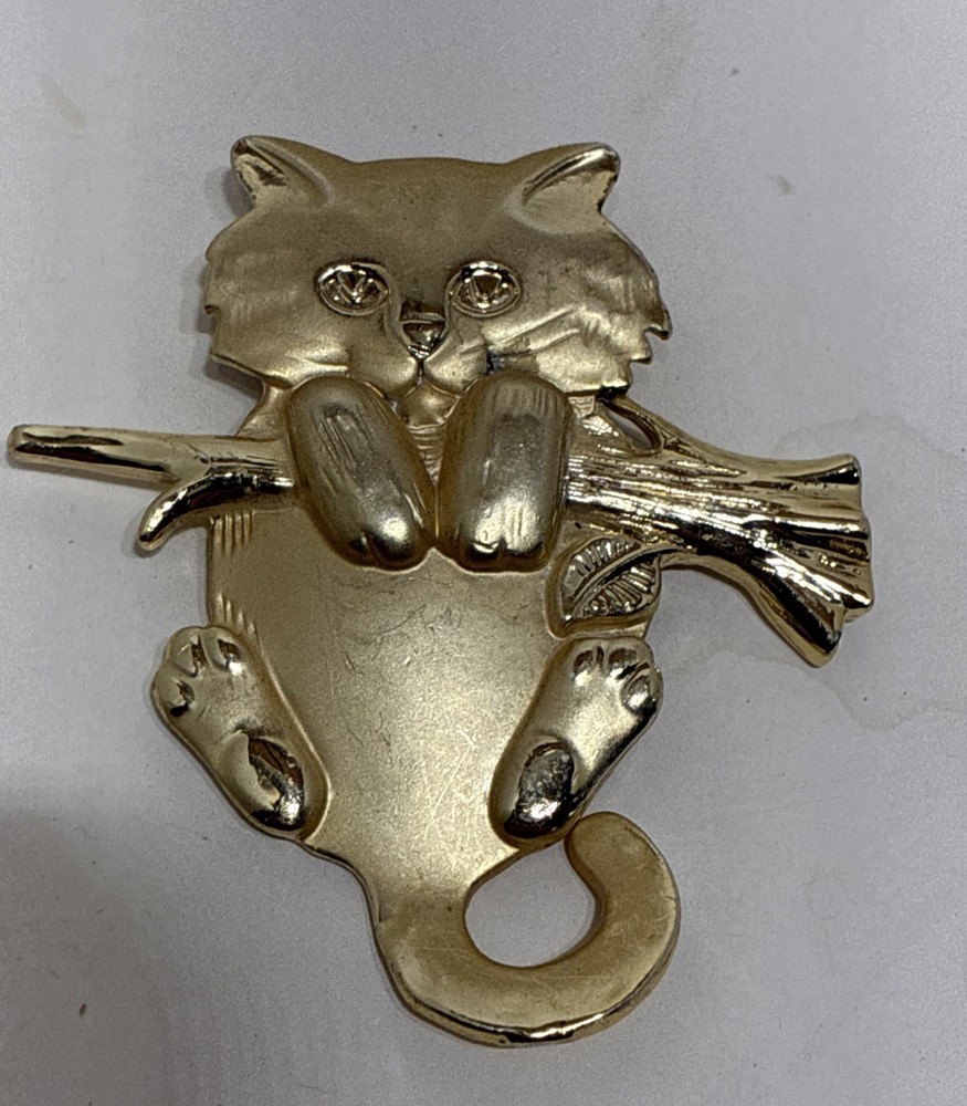 VINTAGE BROOCH SIGNED AJC GOLD TONE 2.25″ ANIMAL CAT