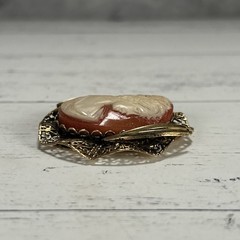 Vintage Cameo Pendant Gold Toned Filigree 1950s-1970s Costumer Jewelry