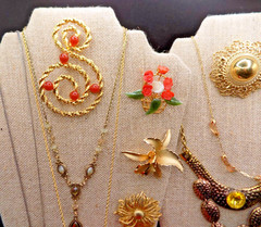VINTAGE JEWELRY LOT Many Signed Necklaces Brooches Earrings & Bracelets (L2)