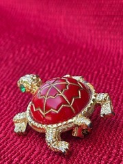 Vintage Unique Gold Toned Red Shell Green Eyed Turtle Pin Brooch