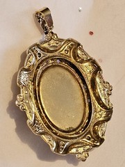Vintage Retro Ornate CAMEO PENDANT Carved Lady Acrylic/Resin Gold Tone ESTATE