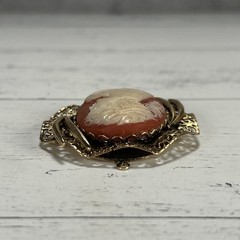 Vintage Cameo Pendant Gold Toned Filigree 1950s-1970s Costumer Jewelry