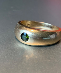 VINTAGE 14K GOLD FLUSH SET GREEN TOURMALINE GYPSY RING VERY HEAVY CHUNKY UNISEX