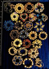 25 Pieces Circle Wreath Brooch Lot Rhinestone Flower Statement Pins