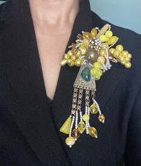 HUGE VINTAGE BROOCH HAND-WIRED GLASS BEADS Stone COLORFUL ATTRACTIVE FLOWER