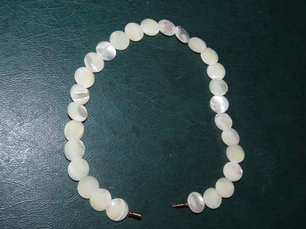 15.5″ CHOKER NECKLACE MOTHER OF PEARL DISCS VINTAGE BARREL CLASP