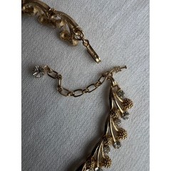 VTG Crown TRIFARI Textured Gold Leaf/Clear Rhinestone Berry Leaf Choker Necklace