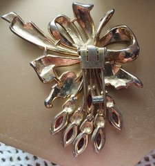 Vintage Gold Tone Fur Clip with Red Stones Bow w/Flowers Design Unsigned