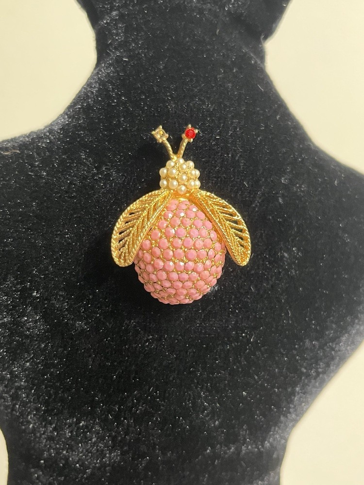vintage hollycraft bug pin w/goldtone wings Pink signed