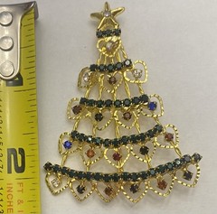 VTG Delicate Gold Tone Christmas Tree Brooch Pin SO MANY Hearts & Faux Gemstones