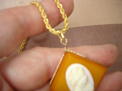 Vintage 1 In. Butterscotch BAKELITE Shell CAMEO Pendant Gold Tone Chain Necklace