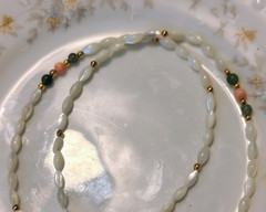 Vtg Mother of Pearl Oval Pear Beads Coral Jade Glass Bead Barrel Clasp Necklace