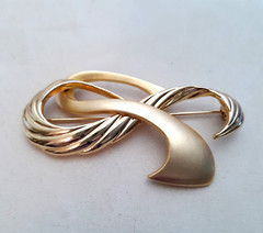 Vintage Signed Tona Brooch Brushed and Textured Gold Tone Swirl Ribbon Design