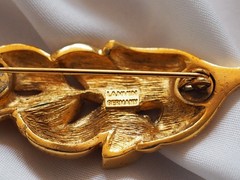 Lanvin * Vintage gold tone leaf brooch crystal rhinestones Signed