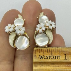 Vtg Midcentury White Floral Climber Earrings MOP Enamel Lucite Goldtone Clip-on