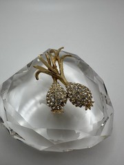 Vintage Gold Rhinestone Onion Brooch 5cm JB23