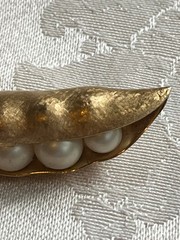 VTG Alfred Philippe Trifari Gold Tone “Pea Pod” Brooch Faux Pearls & Rhinestones