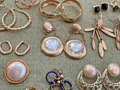 LOT OF 100+ VINTAGE GOLD TONE EARRING PAIRS FOR PIERCED EARS N189