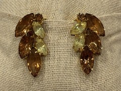 VINTAGE AMBER BROWN YELLOW NAVETTE RHINESTONE MAPLE LEAF 1.25″ Clip On Earrings