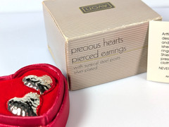 Vtg Avon Precious Hearts Silver Plated Hammered Pierced Earrings Satin Heart Box
