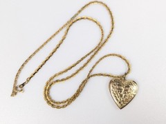 Vtg 1980s Heart Shaped Gold Tone Etched Locket Necklace 24″