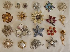 VTG Costume Jewelry Flower Brooch Lot 20 Gold Silver Tone Rhinestone etc. Signed
