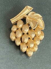 Vintage Trifari Gold Tone Grape Cluster Brooch Textured Fruit