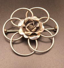 Vintage Mid Century Sterling Silver Interlocking Loop Wire 3D Rose Flower Brooch