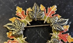 VINTAGE KC ENAMELED AUTUMN COLORS LEAF WREATH BROOCH SIGNED
